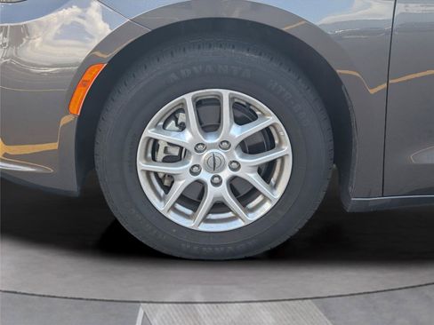 Used 2023 Chrysler Pacifica Touring-L FWD image 36