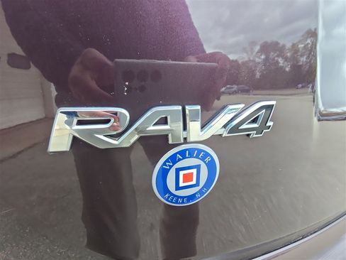 Used 2018 Toyota RAV4 LE image 28