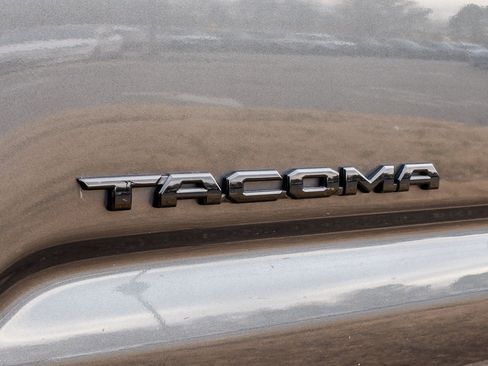 Used 2022 Toyota Tacoma Limited image 10
