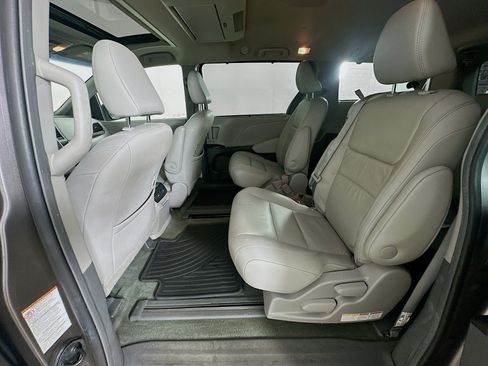 Used 2017 Toyota Sienna XLE Premium FWD image 29
