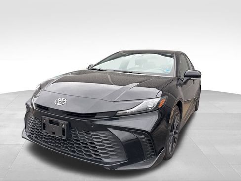 Used 2025 Toyota Camry SE image 3