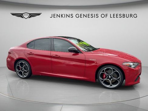 Used 2023 Alfa Romeo Giulia Veloce RWD image 2