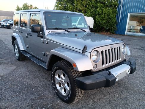 Used 2015 Jeep Wrangler Unlimited Sahara w/ Dual Top Group AWD/4WD image 7
