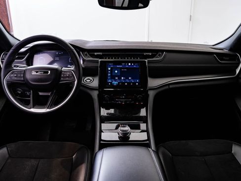 Used 2024 Jeep Grand Cherokee Altitude image 32