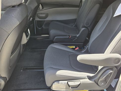 New 2026 Kia Carnival LX image 7