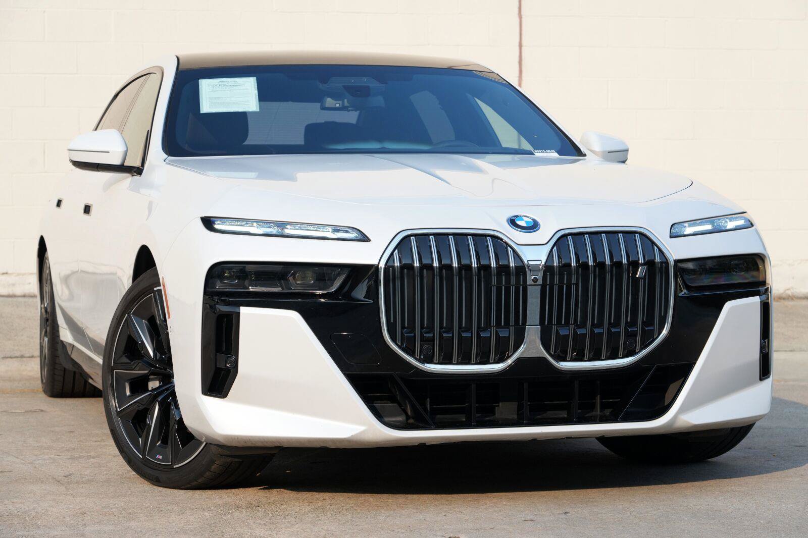 Used 2023 BMW i7 xDrive60 w/ Executive Package 2 AWD/4WD image 3