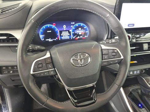 Used 2024 Toyota Highlander Platinum AWD/4WD image 9