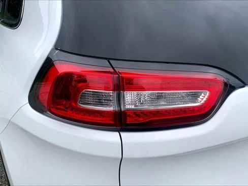 Used 2018 Jeep Cherokee Latitude AWD/4WD image 28