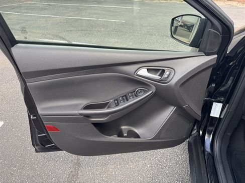 Used 2018 Ford Focus SE w/ SE Appearance Package FWD image 11
