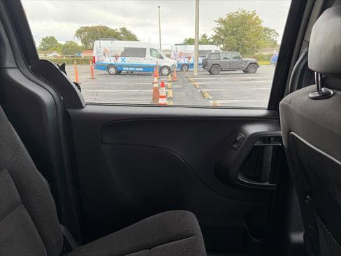 Used 2018 Dodge Grand Caravan SE image 17