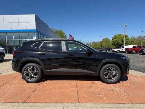 New 2026 Chevrolet Trax LT w/ LT Convenience Package FWD image 2