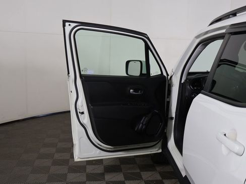 Used 2018 Jeep Renegade Altitude FWD image 16