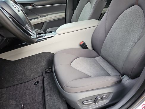 Used 2018 Toyota Camry LE image 14