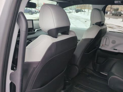 Used 2025 Toyota Sienna XSE image 17