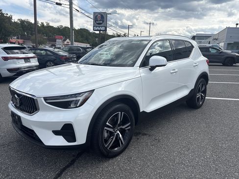 Certified 2025 Volvo XC40 B5 Core image 3