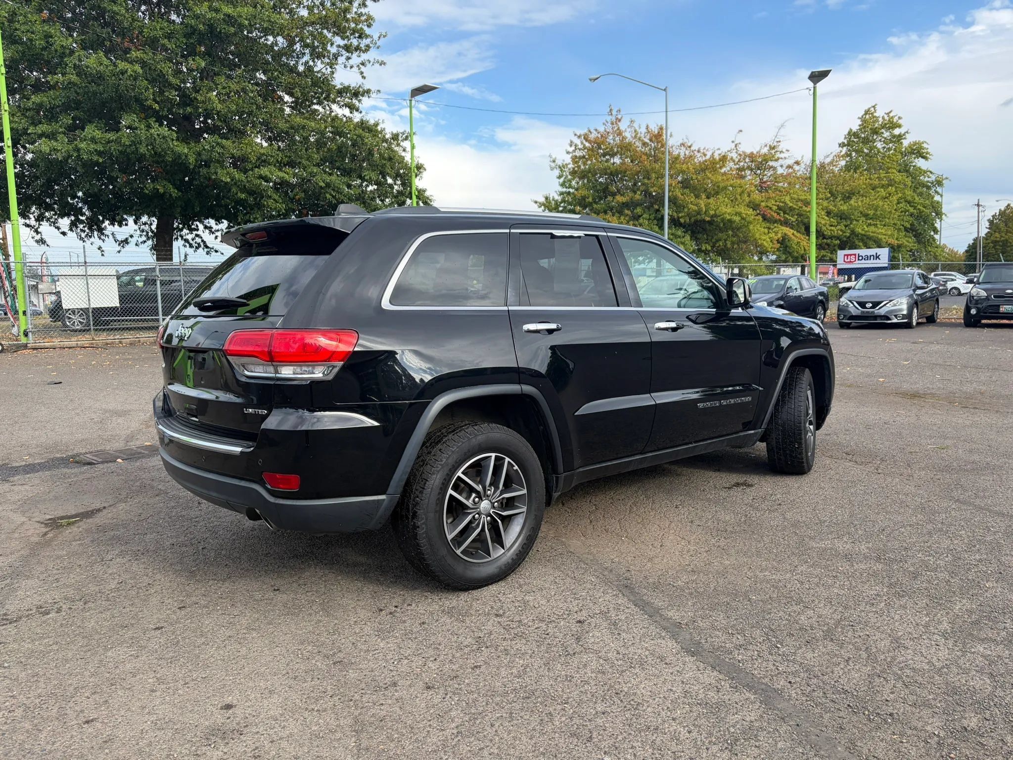 Used 2017 Jeep Grand Cherokee Limited w/ Luxury Group II AWD/4WD image 3