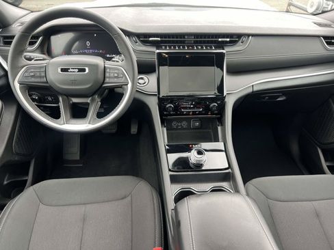 Used 2025 Jeep Grand Cherokee Laredo X w/ Luxury Tech Group I AWD/4WD image 13