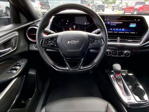 Used 2025 Chevrolet Trax RS w/ Sunroof Package FWD image 6