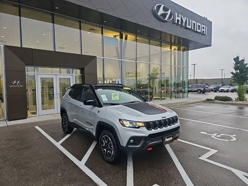 Used 2025 Jeep Compass Trailhawk AWD/4WD image 7
