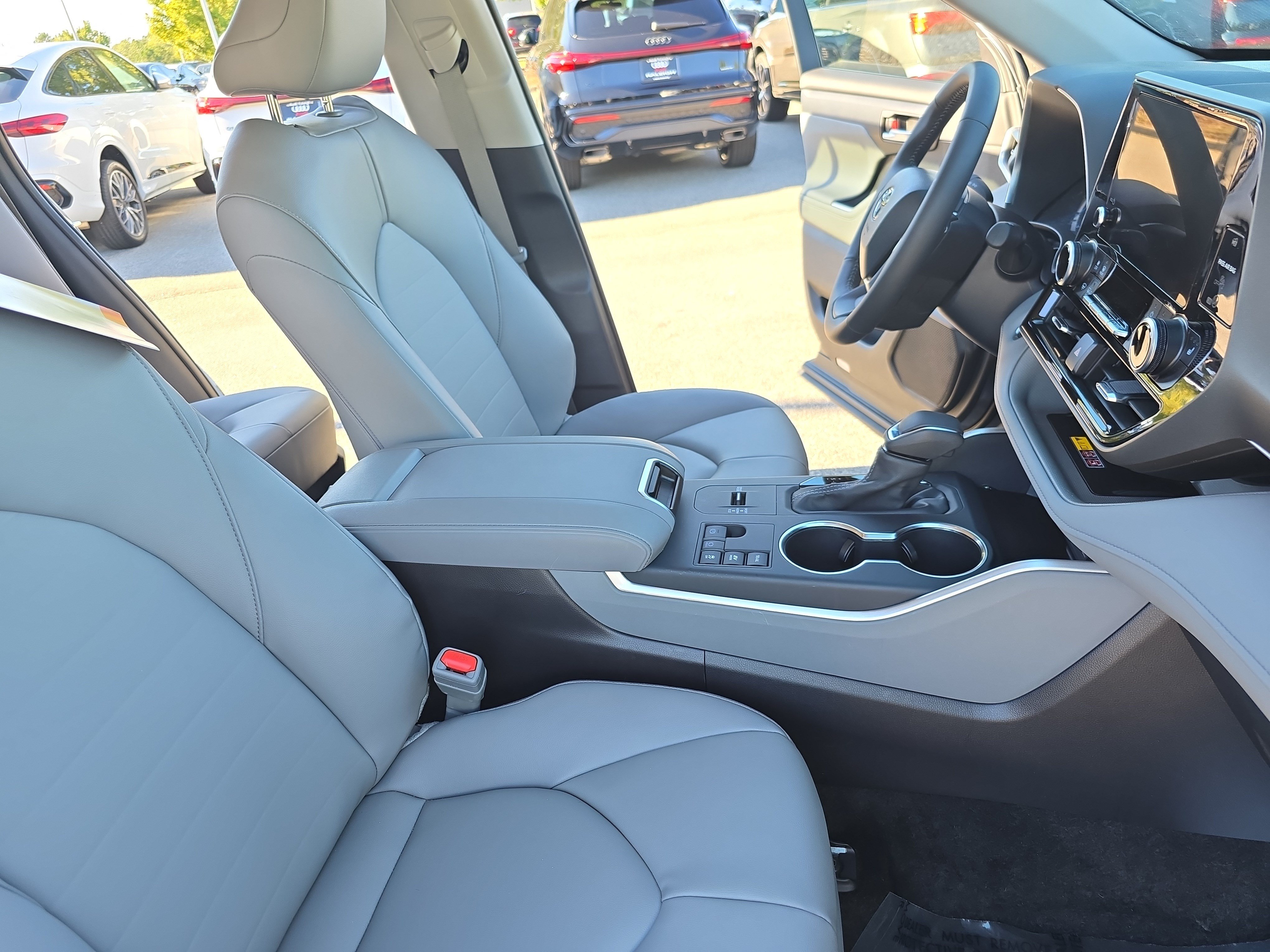 Used 2025 Toyota Highlander XLE AWD/4WD image 10