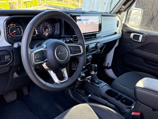 Used 2025 Jeep Wrangler Unlimited Sahara AWD/4WD image 15