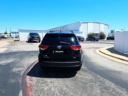 Used 2019 Toyota Highlander XLE FWD image 5