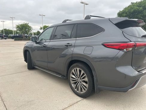 Used 2020 Toyota Highlander Platinum FWD image 4