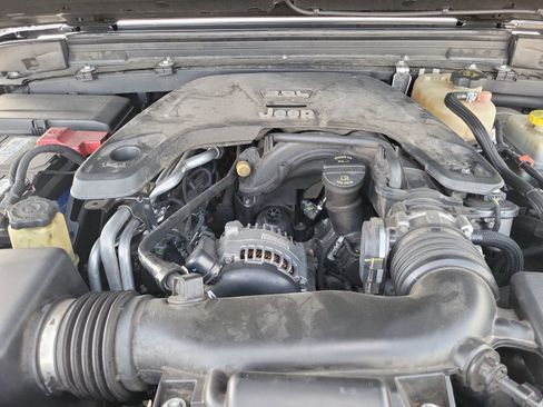 Used 2018 Jeep Wrangler Unlimited Sahara AWD/4WD image 22