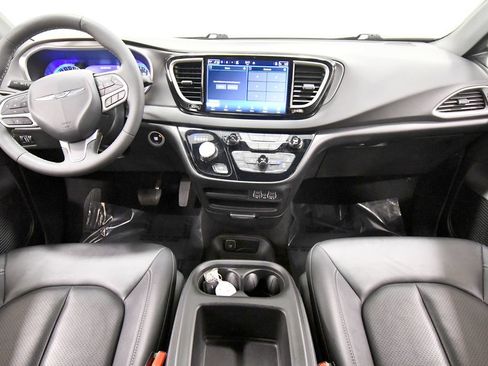 Used 2025 Chrysler Pacifica Select FWD image 3