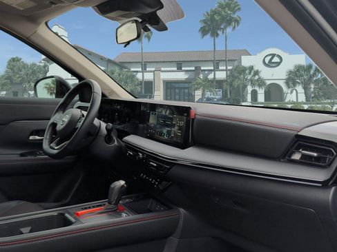 Used 2025 Nissan Kicks SR FWD image 28