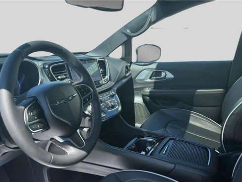 Used 2026 Chrysler Pacifica Limited FWD image 17