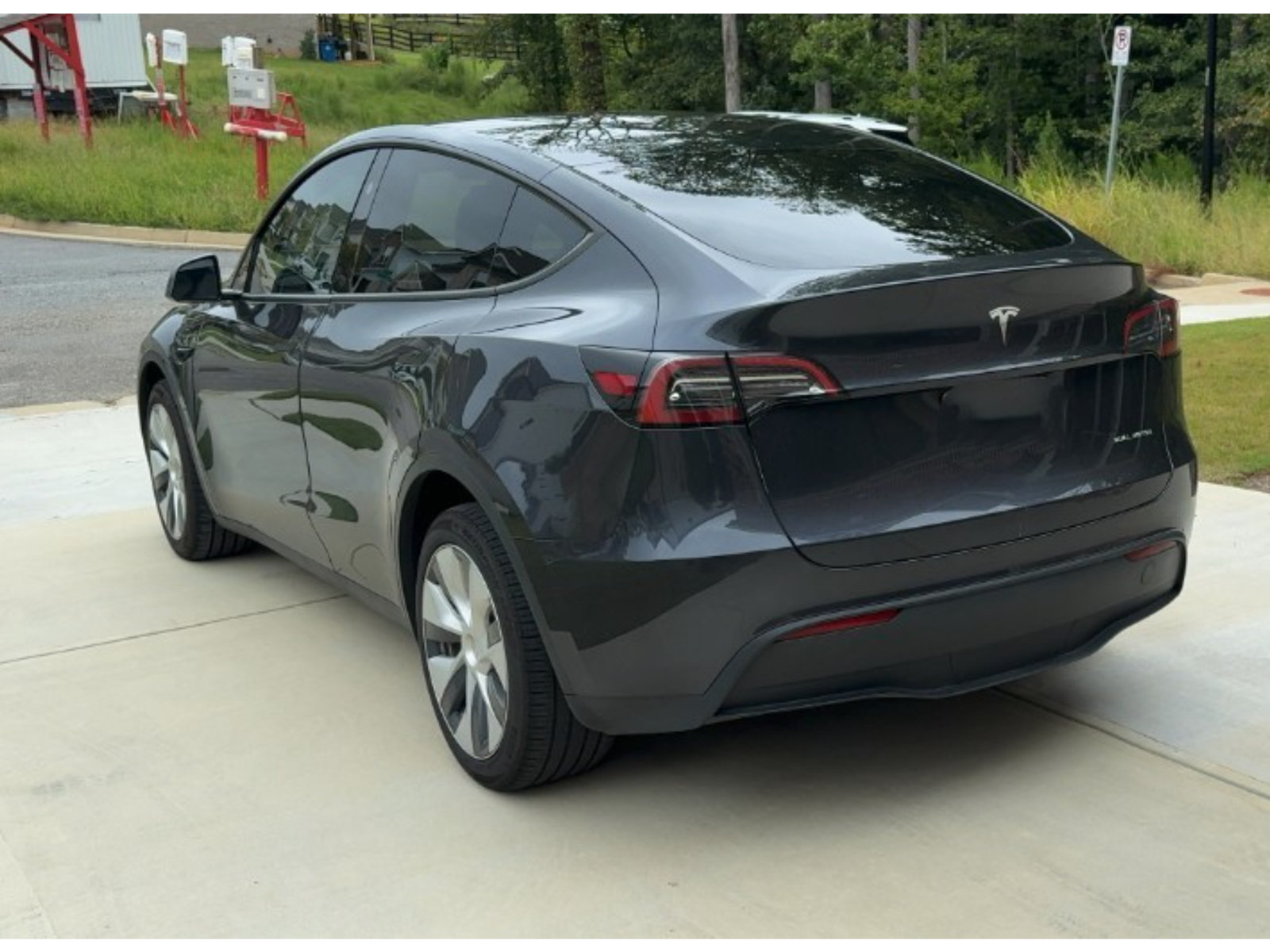 Used 2024 Tesla Model Y Long Range AWD/4WD image 2