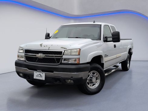 Used 2007 Chevrolet Silverado 2500 LT w/ Heavy-Duty Power Package image 2