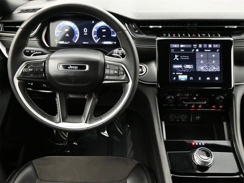 Used 2023 Jeep Grand Cherokee L Laredo image 5