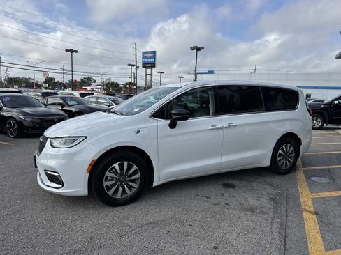 Used 2024 Chrysler Pacifica Limited FWD image 4