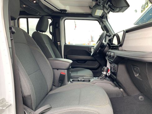 Used 2025 Jeep Wrangler Sahara image 35