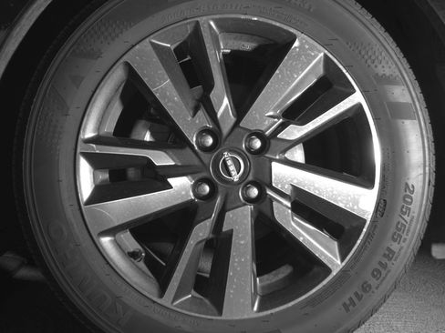 Used 2025 Nissan Versa SV image 12