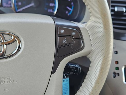 Used 2013 Toyota Sienna XLE FWD image 28