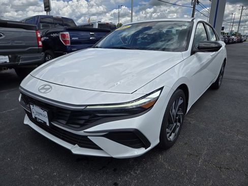 Used 2025 Hyundai Elantra Sport FWD image 4