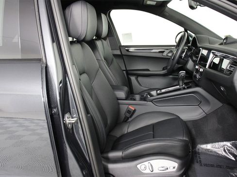 Certified 2025 Porsche Macan image 31