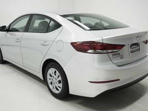 Used 2018 Hyundai Elantra SE FWD image 6