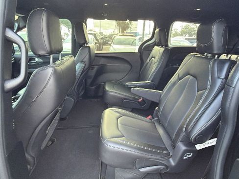 Used 2025 Chrysler Pacifica Select FWD image 25