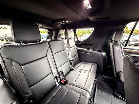 Used 2025 Chevrolet Suburban High Country AWD/4WD image 32