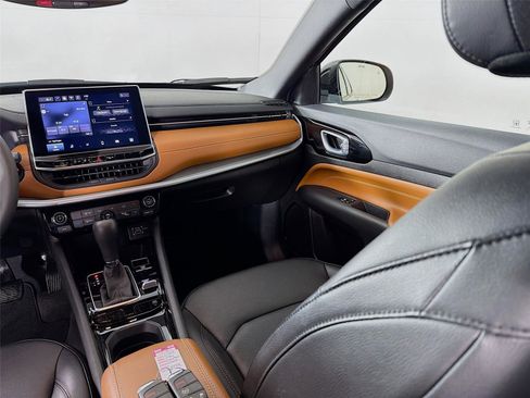 Used 2024 Jeep Compass Limited image 22