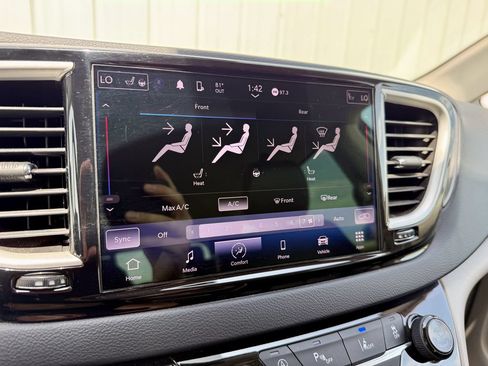 Used 2023 Chrysler Pacifica Touring-L FWD image 31