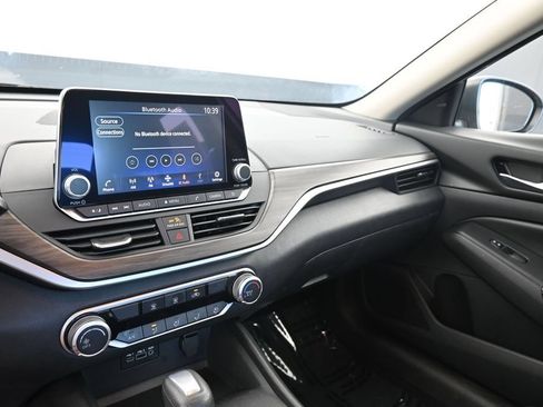 Used 2025 Nissan Altima 2.5 SV FWD image 19