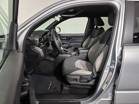 Used 2025 Toyota Tacoma TRD Off-Road image 12