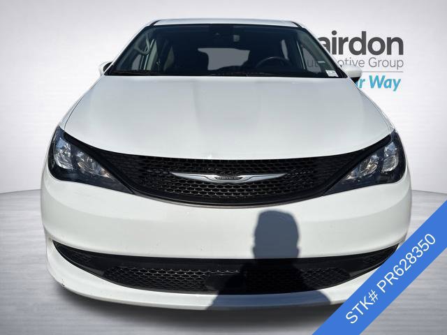 Used 2023 Chrysler Voyager LX FWD image 2