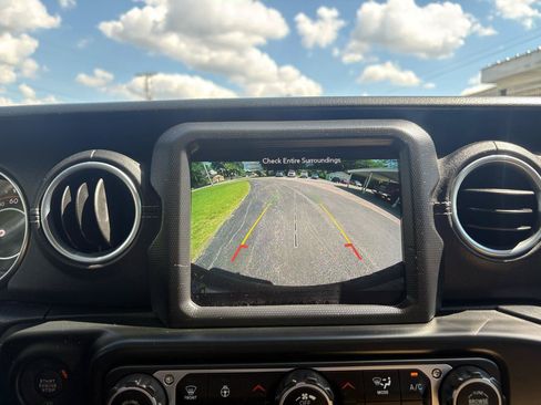 Used 2018 Jeep Wrangler Unlimited Sahara AWD/4WD image 21