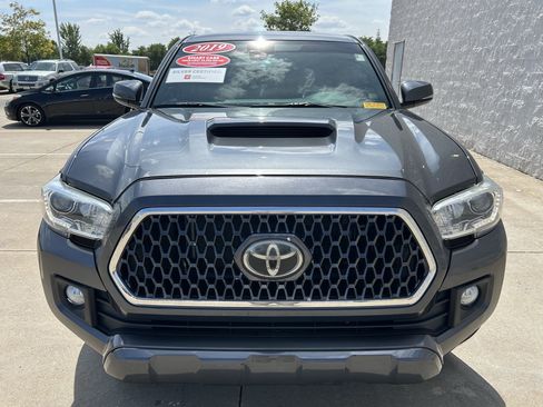 Used 2019 Toyota Tacoma TRD Sport AWD/4WD image 2